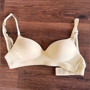 Soma key lime color wireless T-Shirt Bra w/Lace Back Size 32C New, never worn